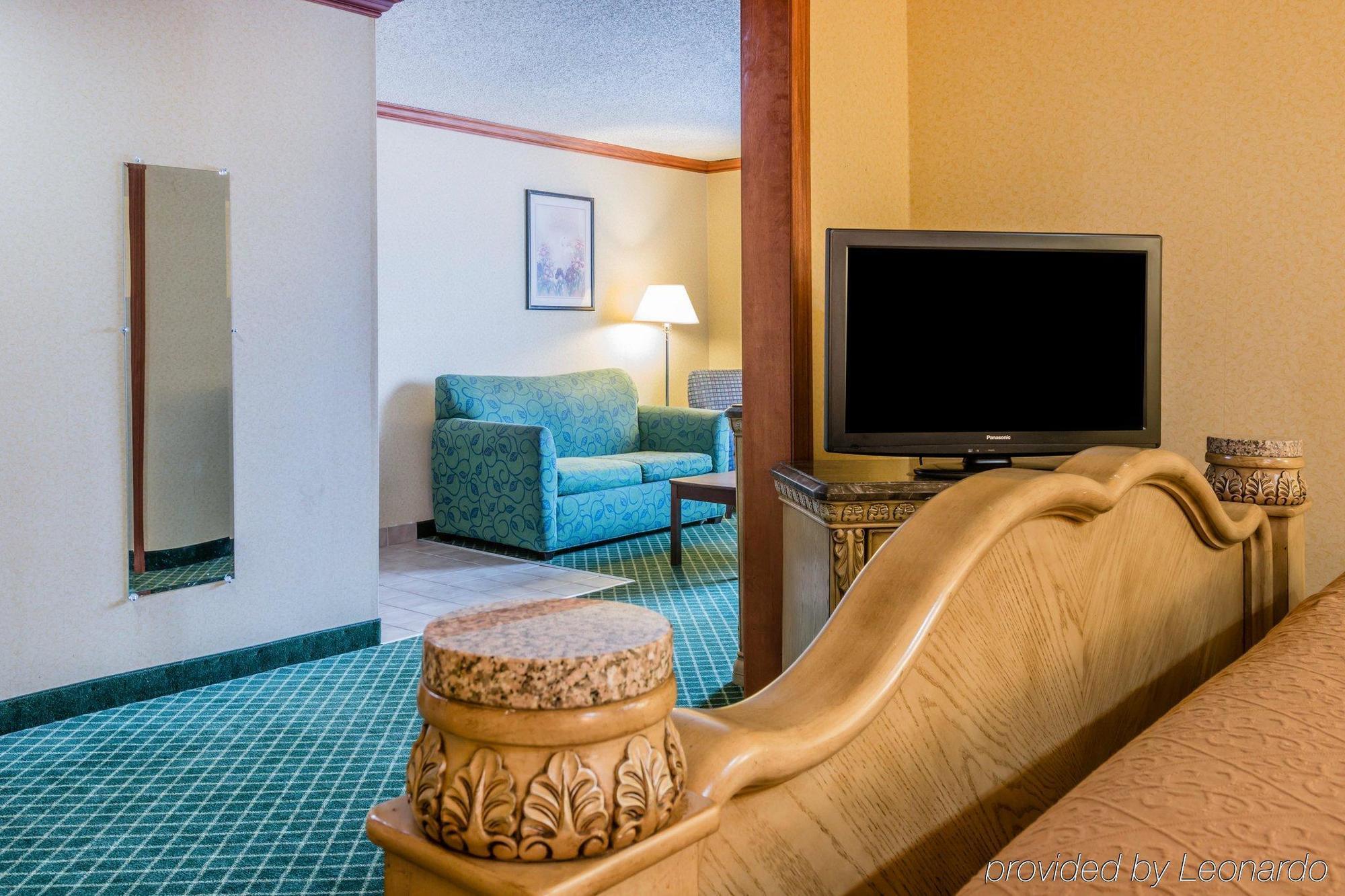 Quality Inn & Suites Detroit Metro Airport Romulus Dış mekan fotoğraf